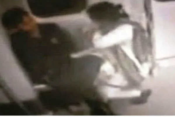    lovers close at delhi metro station